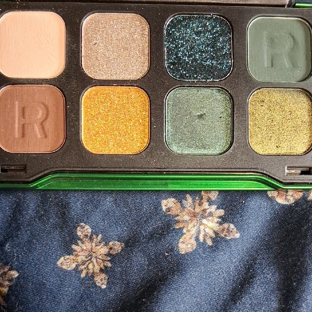 Makeup Revolution Eyeshadow Palette - Metallic Green Packaging